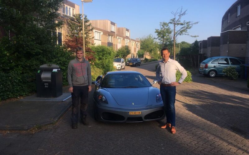 Monteur Mike gaat in een Ferrari naar zijn werk.