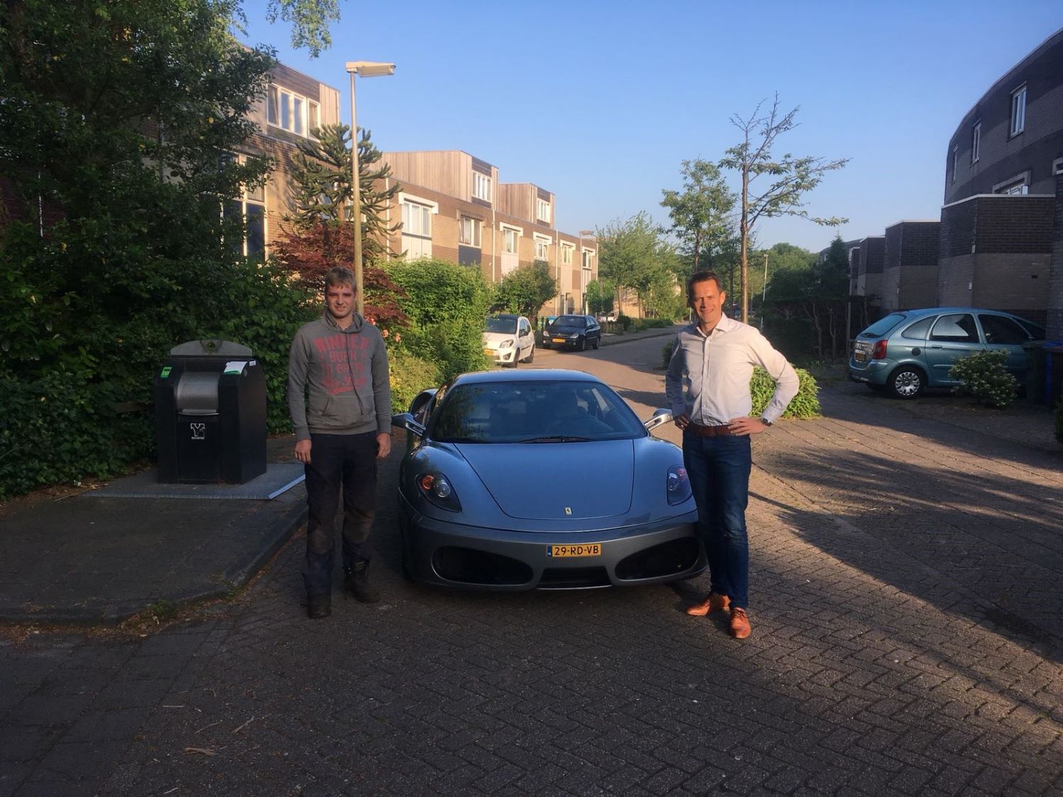 Monteur Mike gaat in een Ferrari naar zijn werk.