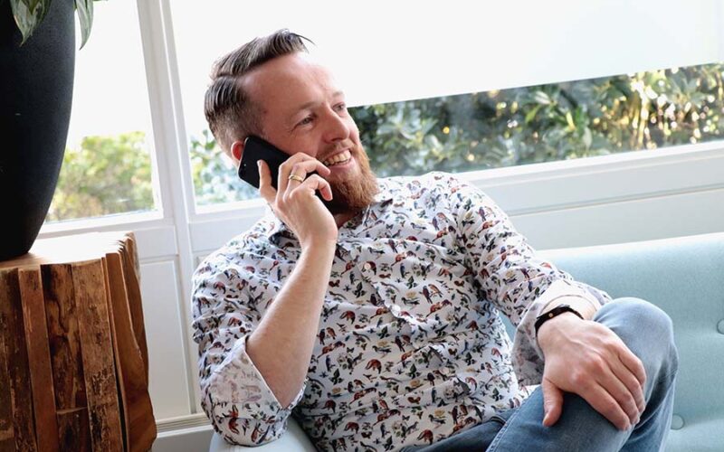 Een recruiter van Intro personeel is aan het bellen.