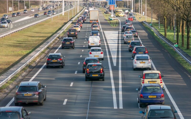 Een drukke snelweg in Nederland.