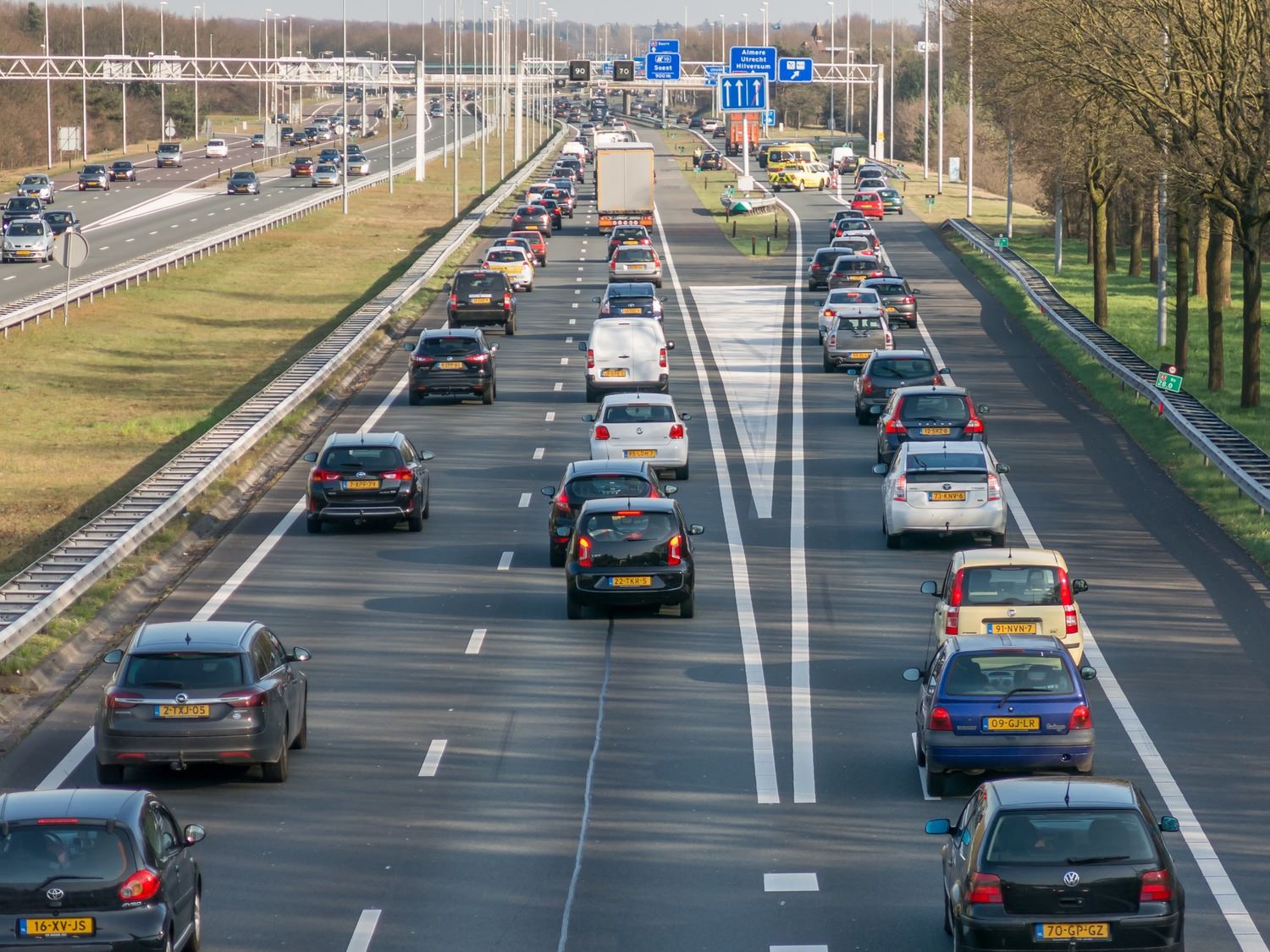 Een drukke snelweg in Nederland.