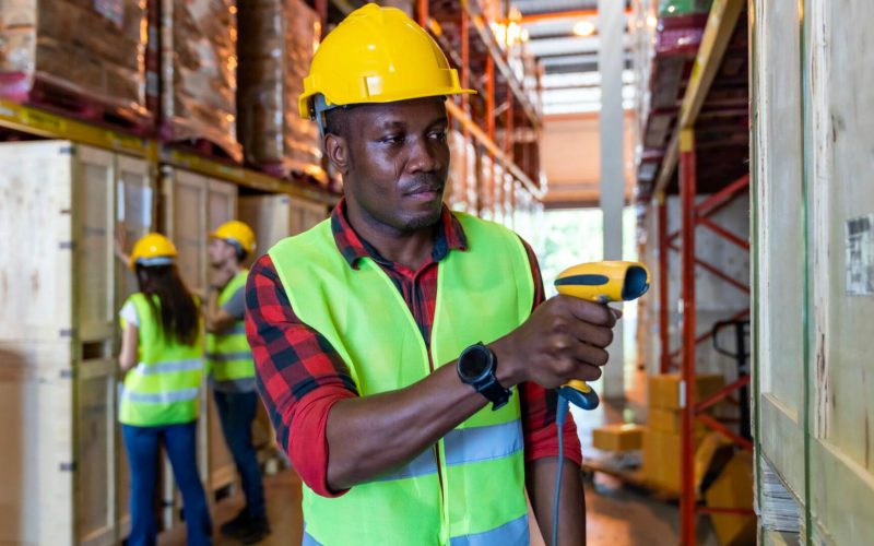 logistiek medewerker scant de producten voor controle.