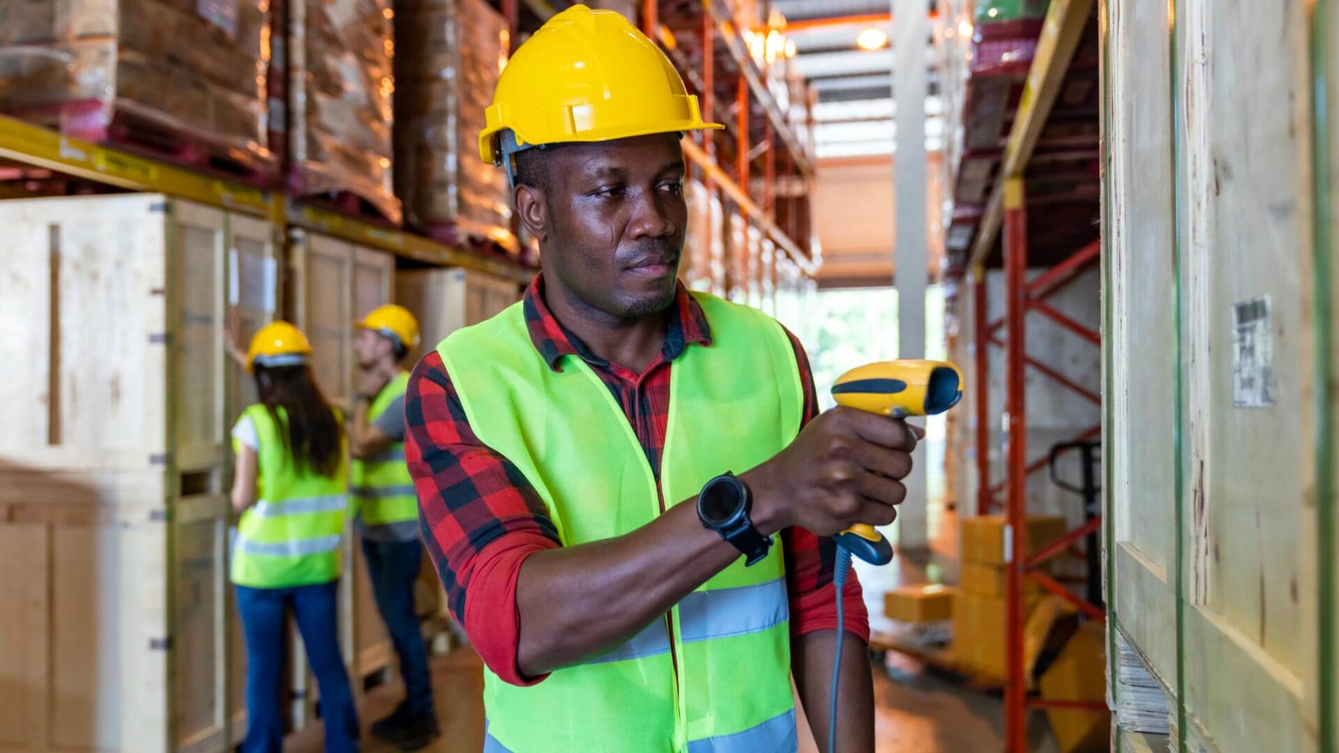 logistiek medewerker scant de producten voor controle.