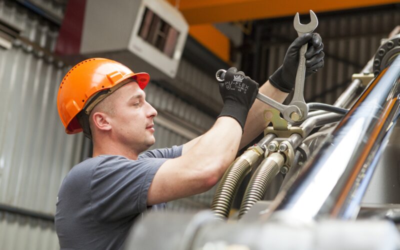 een monteur die werkzaam is bij vacatures in Alblasserdam.