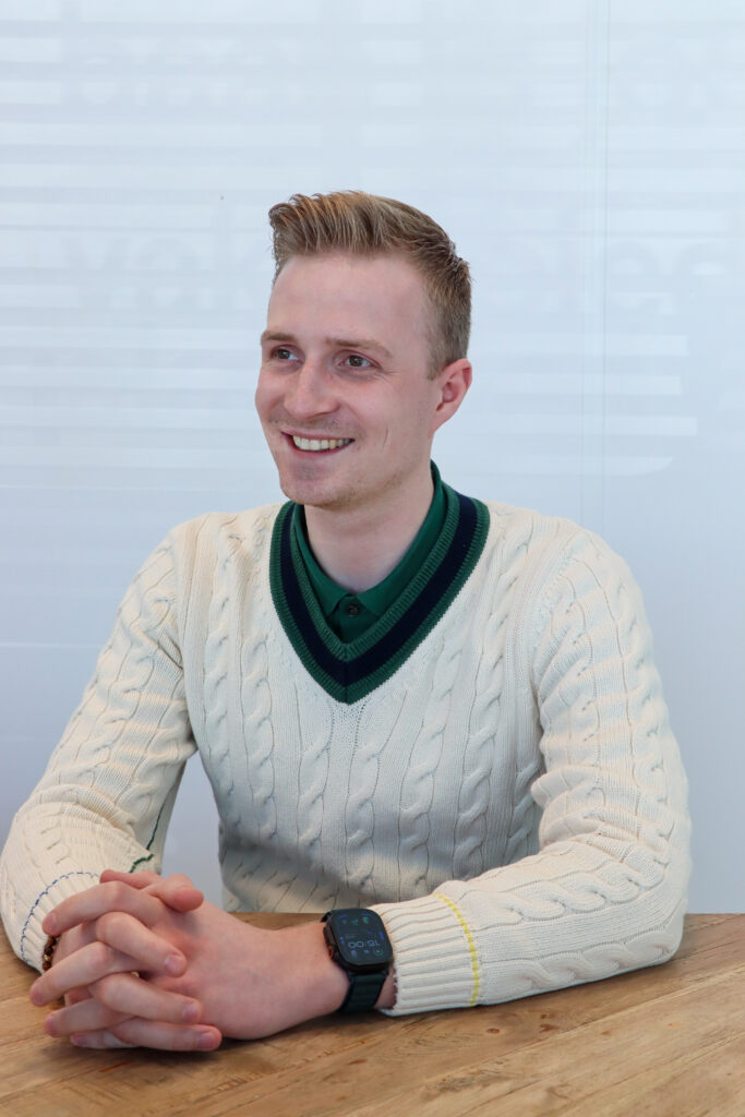 Laurens van Intro Personeel lachend op de foto