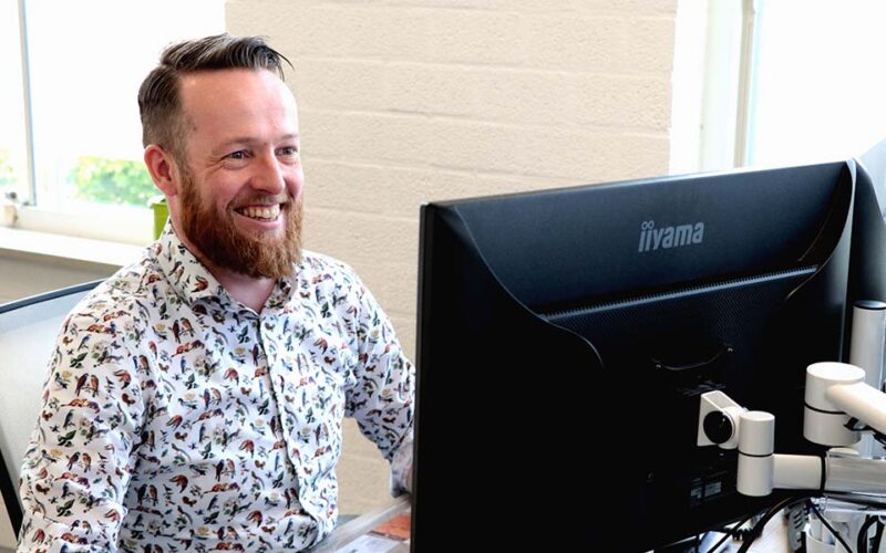 Een recruiter van Intro Personeel die bezig is met zijn dagelijkse werkzaamheden.