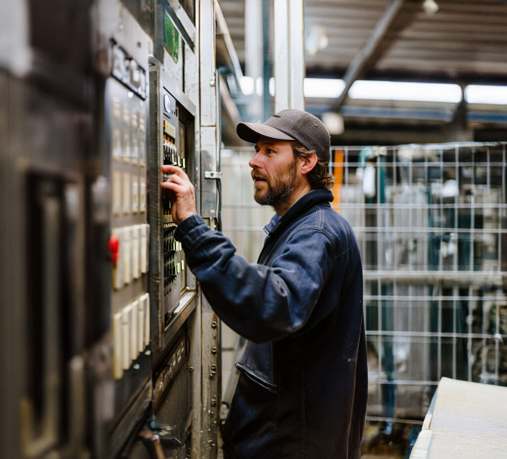 Een operator die bezig is met zijn werkzaamheden