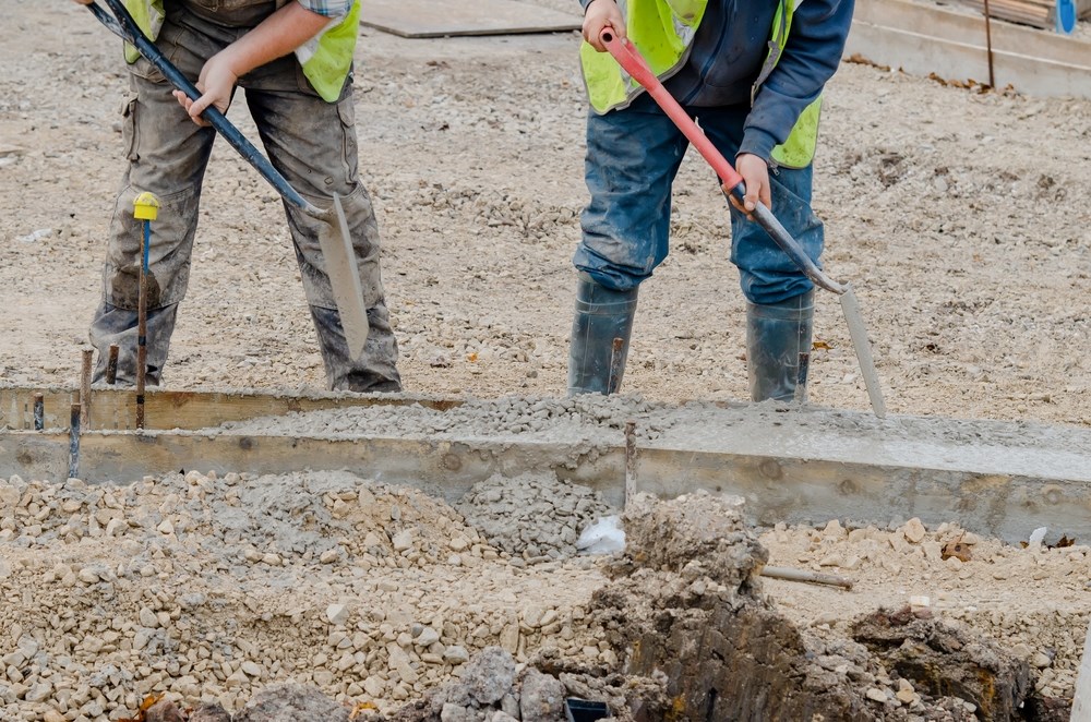 grondwerkers zijn druk bezig met het grond verplaatsen.