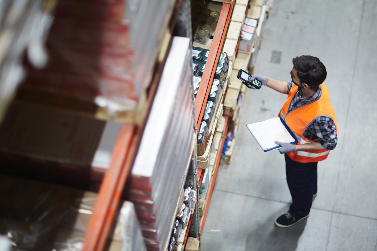 logistiek medewerker bezig met het scannen van de producten in de schappen.