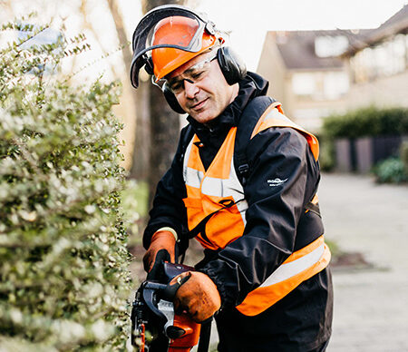 Werknemer bezig in de groenvoorziening