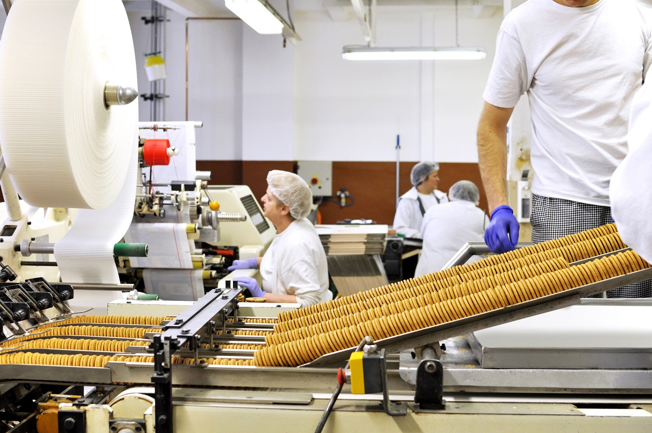 Productie medewerker werkzaam aan de lopende band.