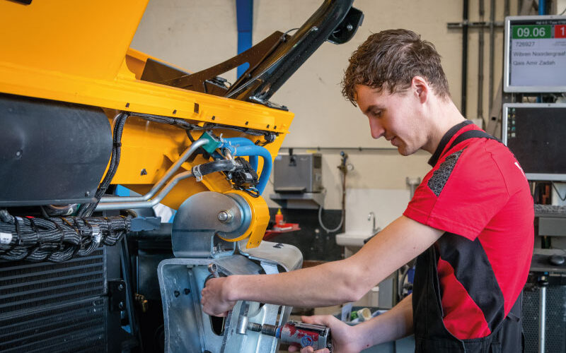 Werknemer aan de slag als automonteur.