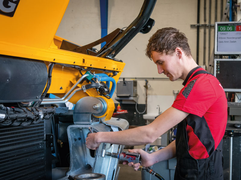 Werknemer aan de slag als automonteur.