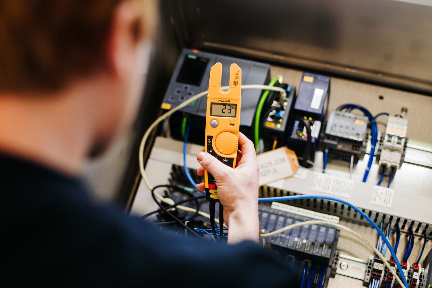 Man is aan het werk met elektro.