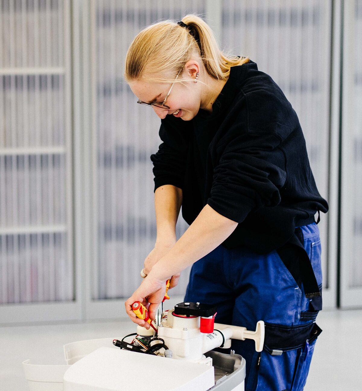 Een vrouw die aan het werk is als monteur