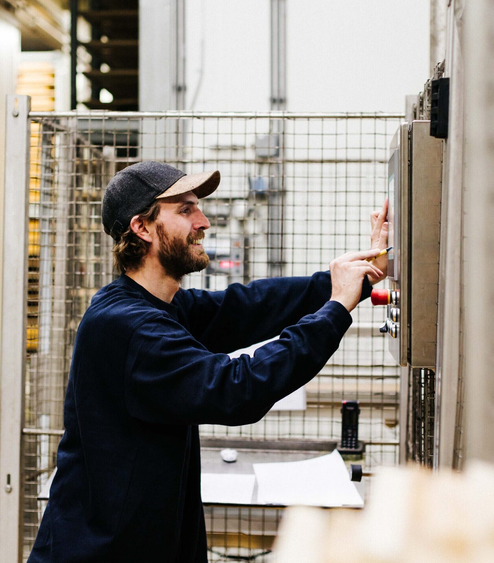 Man aan de slag als elektromonteur.