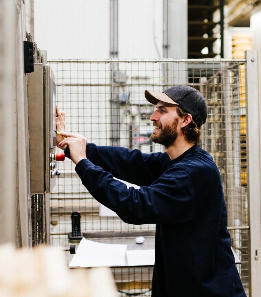 Man aan de slag als elektromonteur.