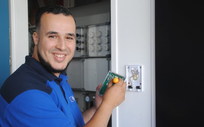 Hulpmonteur Samir installeert beveiligingssystemen