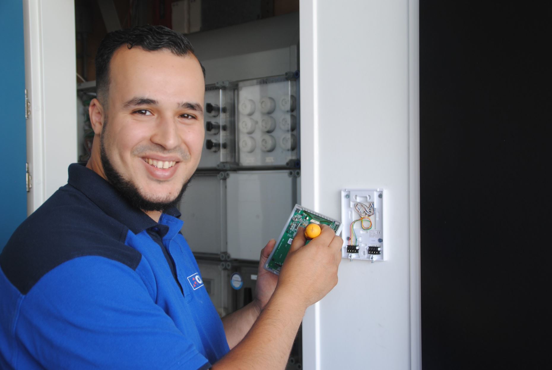 Samir aan het werk als monteur bij vacatures in ridderkerk.