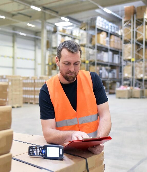 Magazijnmedewerker bezig met orderpicken