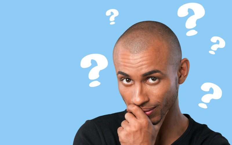 Man aan het denken met vraagtekens.