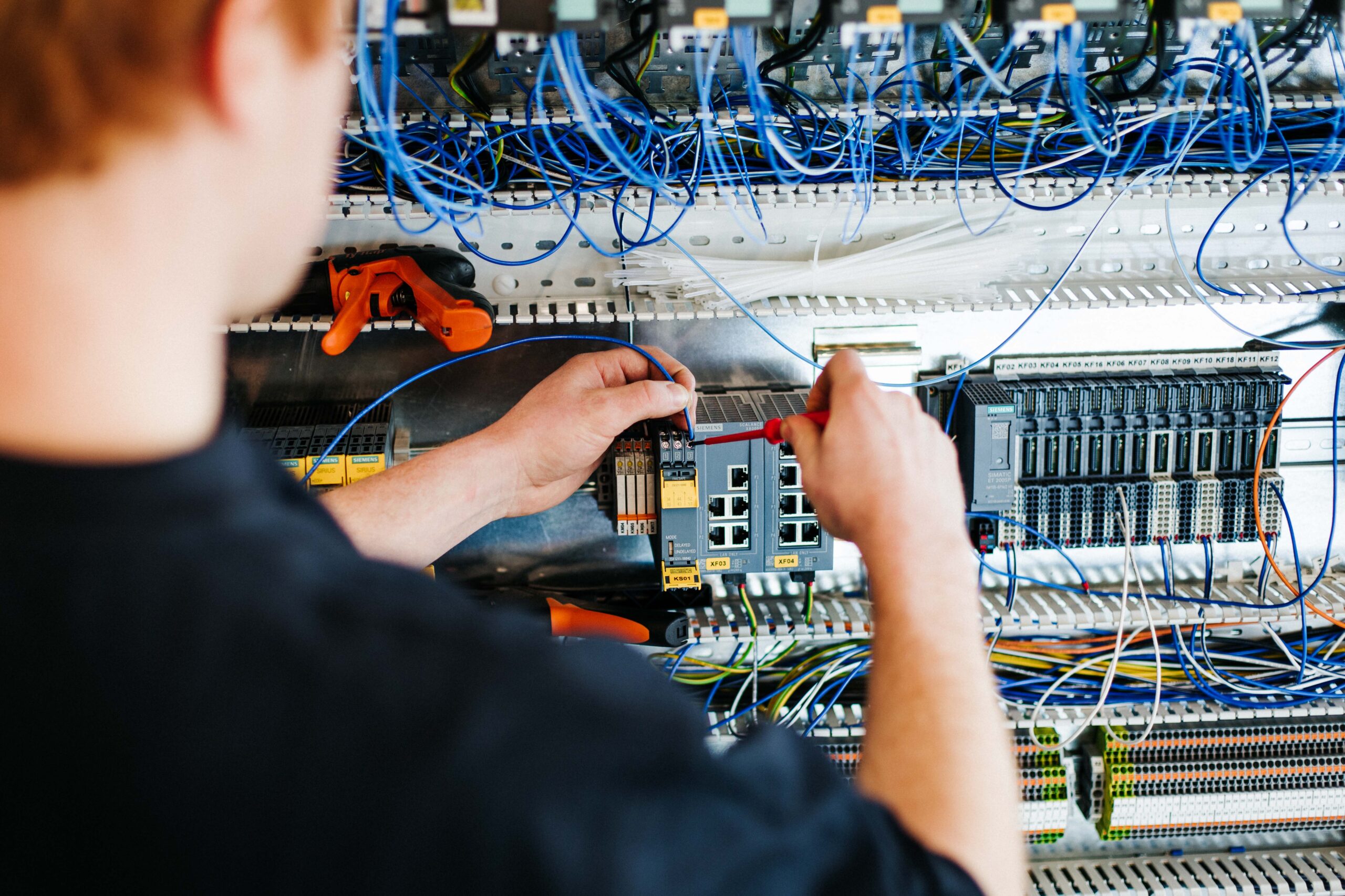 Werknemer aan de slag als elektromonteur.