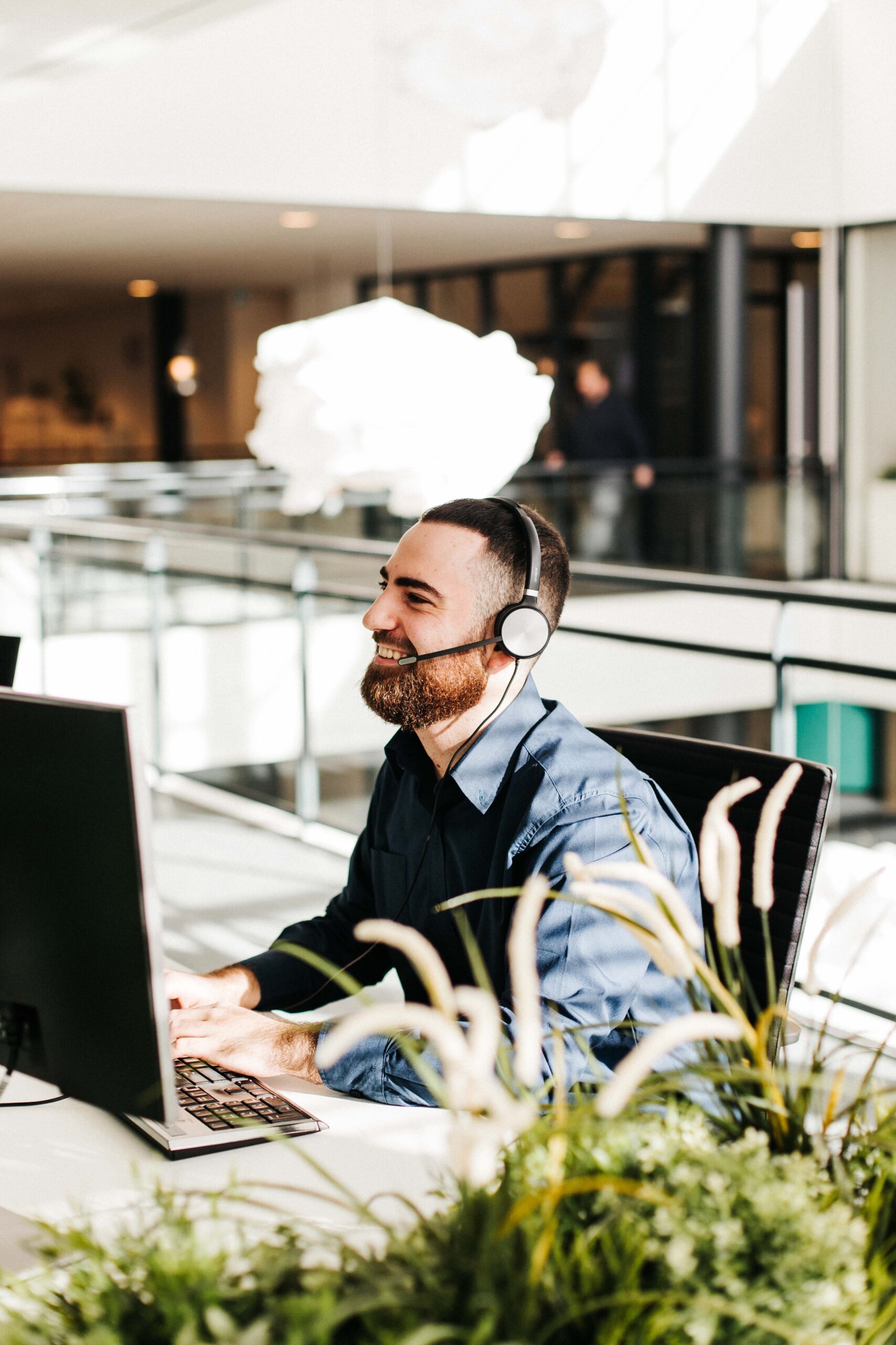 ICT medewerker werkend achter computer