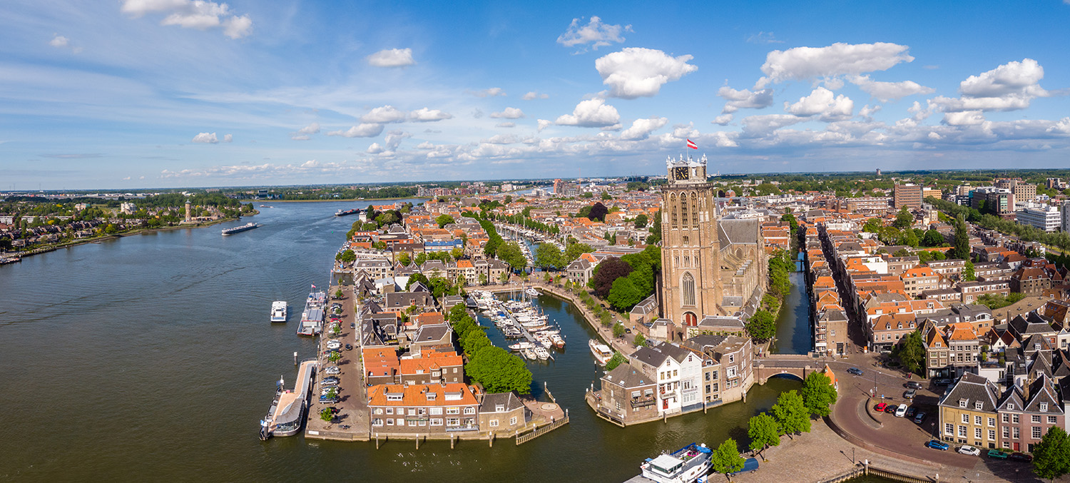 Afbeelding van Dordrecht, waar het water en de oude stad te zien is.