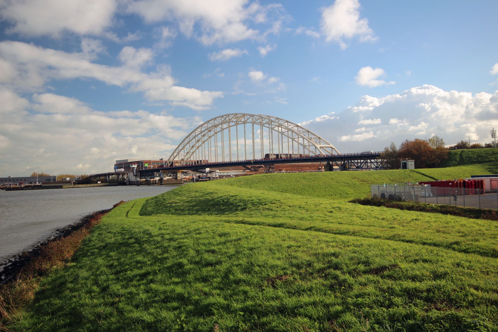 Vacatures in Hendrik Ido Ambacht, naast de bekende Alblasserdamsebrug.