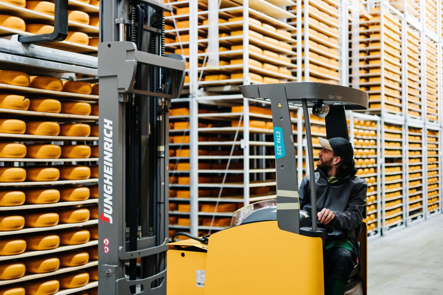 logistiek medewerker die met een heftruck een order klaar maakt.