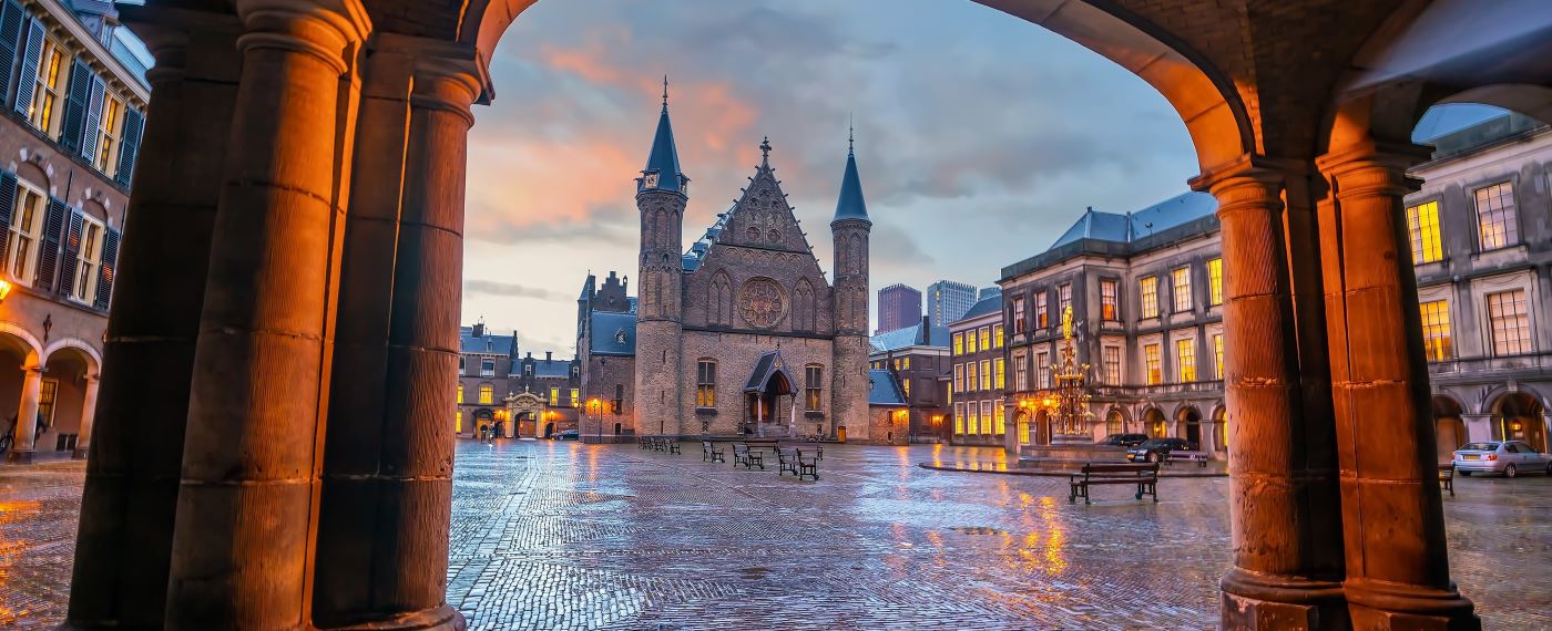 Binnenhof paleis binnenplaats in Den Haag, Nederland 's nachts.