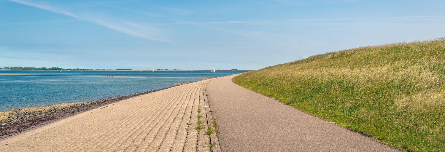 Een dam voor de zee in de buurt van de dorp Tholen.