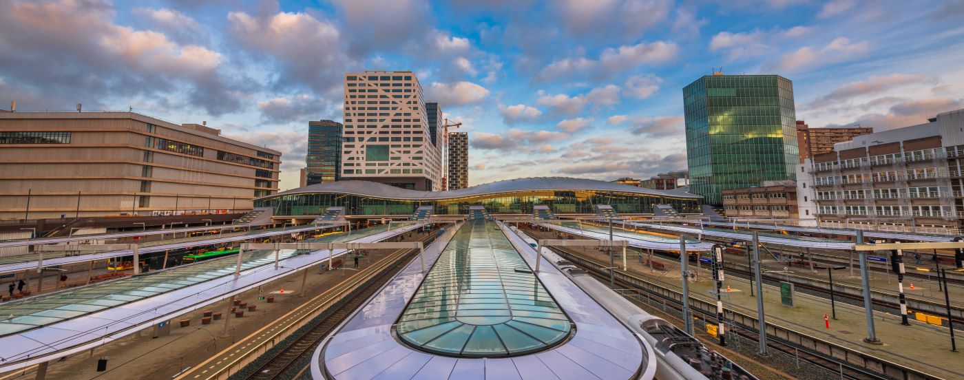 Utrecht Centraal van boven belicht.