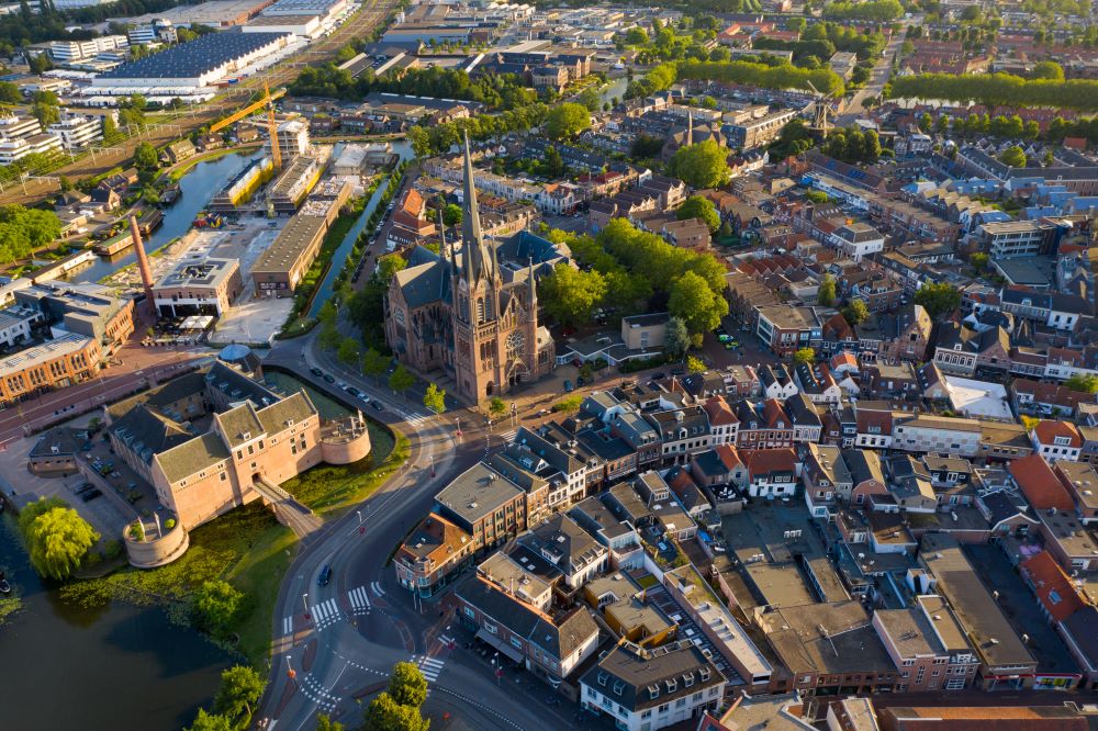 De stad Woerden van bovenaf gelegen in de provincie Utrecht in Nederland. Een luchtfoto van de infrastructuur van de stad, waarbij het kasteel en de beroemde kerk te zien zijn.