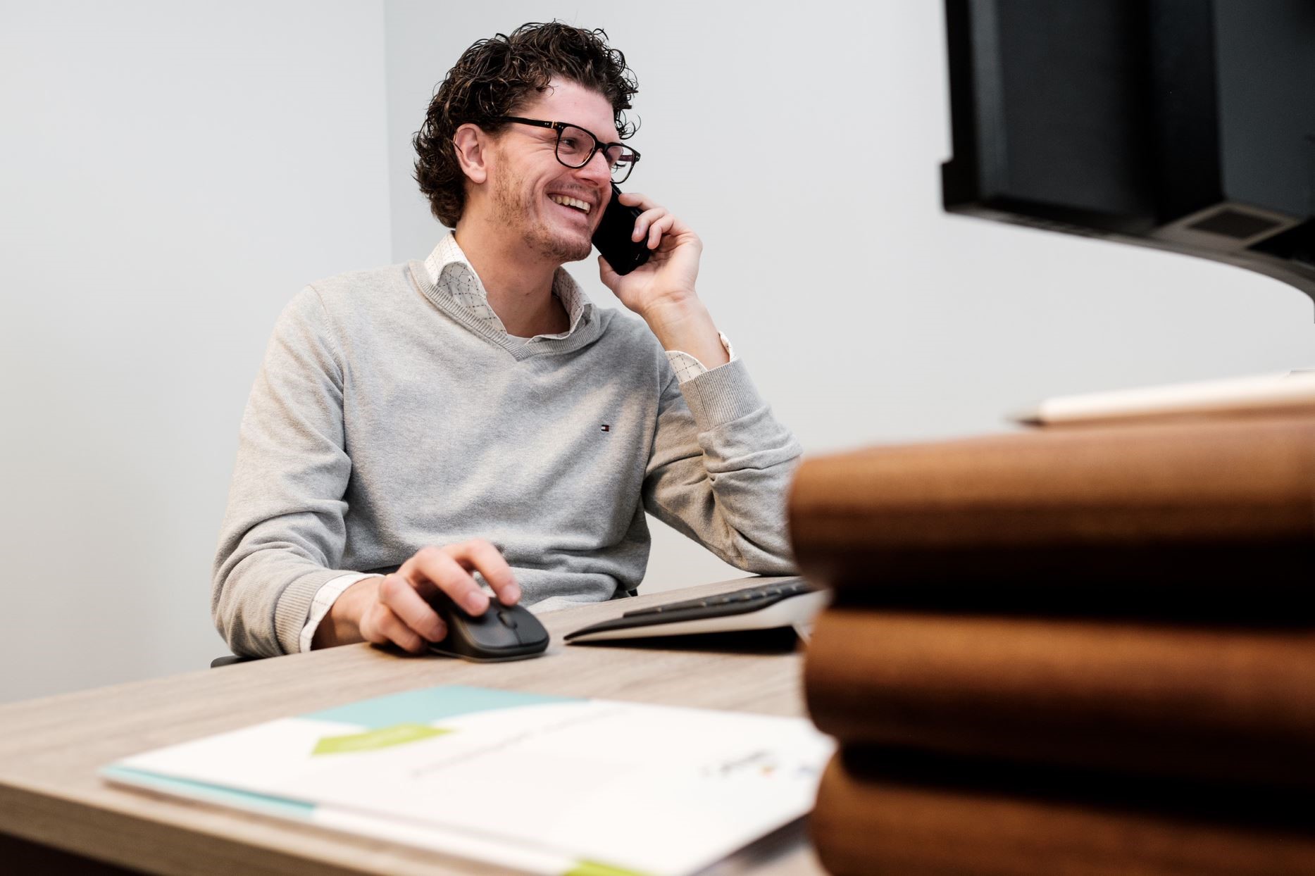 Arjan, recruiter van Intro Personeel, geeft telefonisch sollicitatietips.