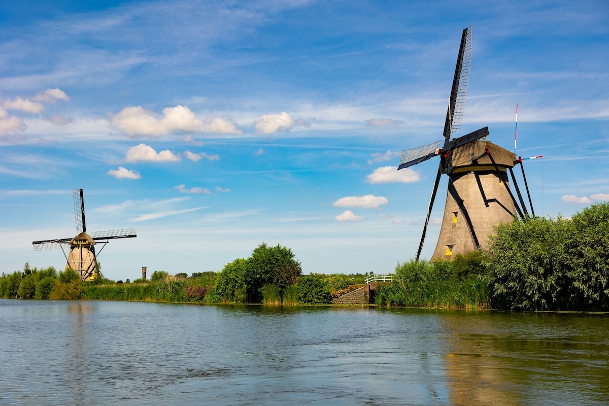 De molens in Alblasserdam aan de rand van Kinderdijk aan de boezem.