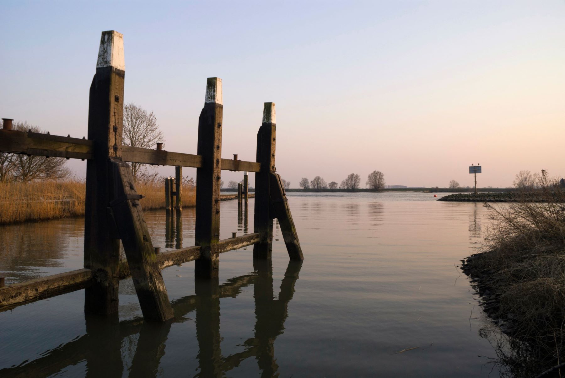 De Merwede in Hardinxveld, de plaats waar veel vacatures te vinden zijn.