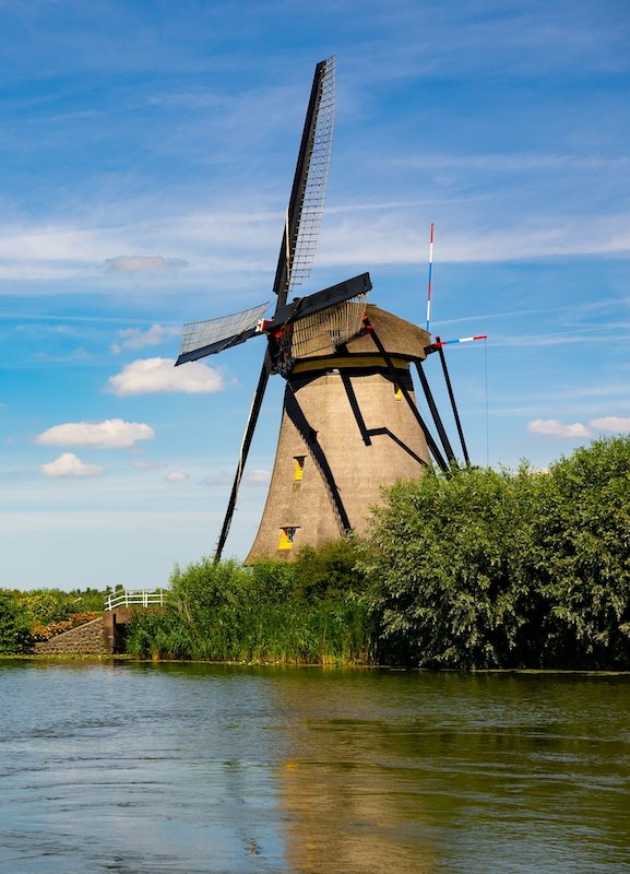 Een alleenstaande molen in Kinderdijk langs de boezem.