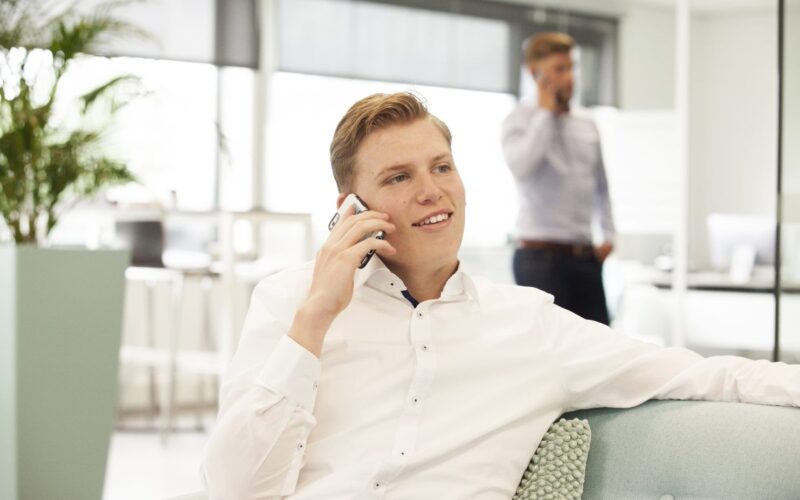 Bellende recruiter van Intro Personeel.