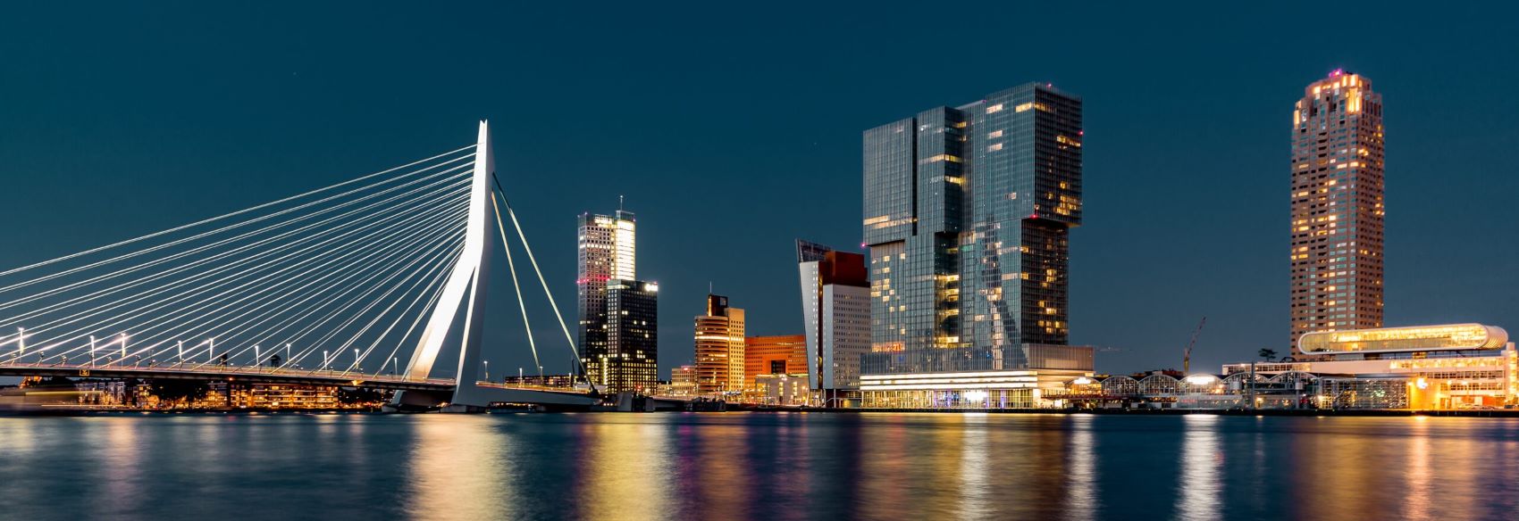 De Erasmusbrug in Rotterdam een zijaanzicht in de nacht.