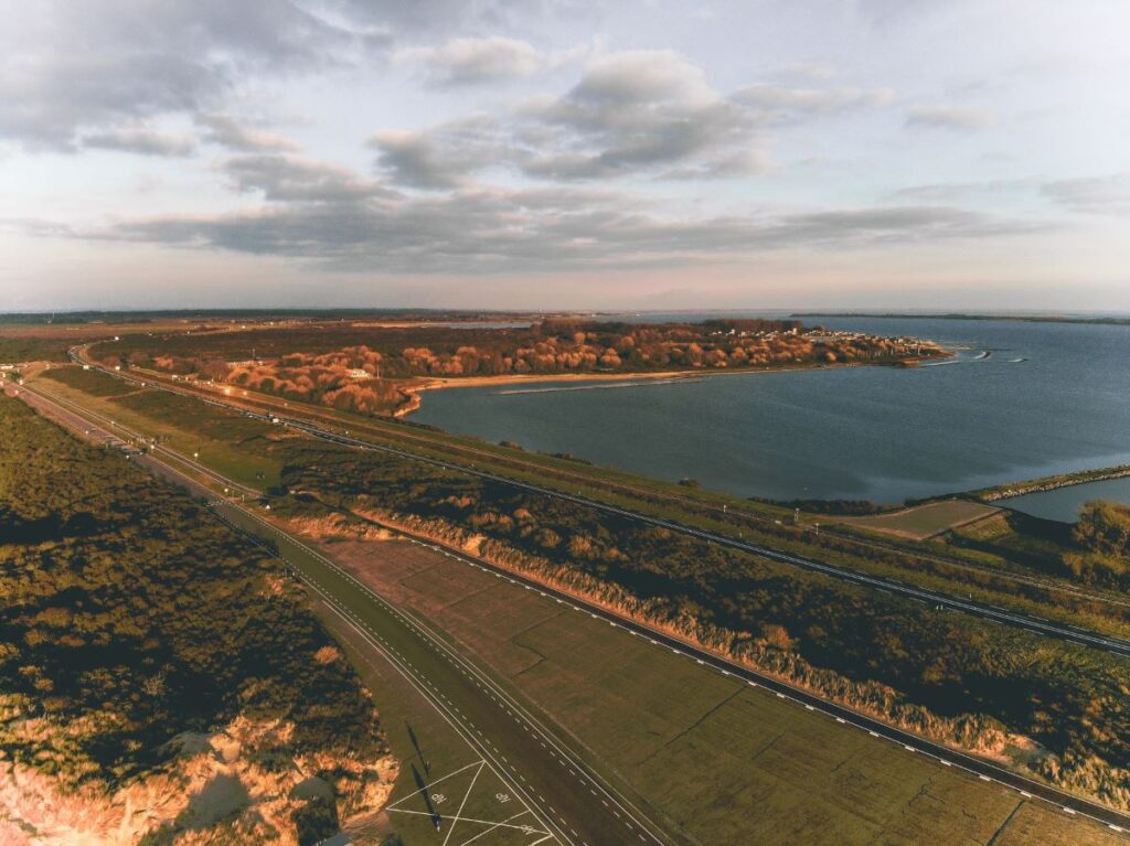 Het mooie uitzicht langs de zee in Goeree overflakkee.