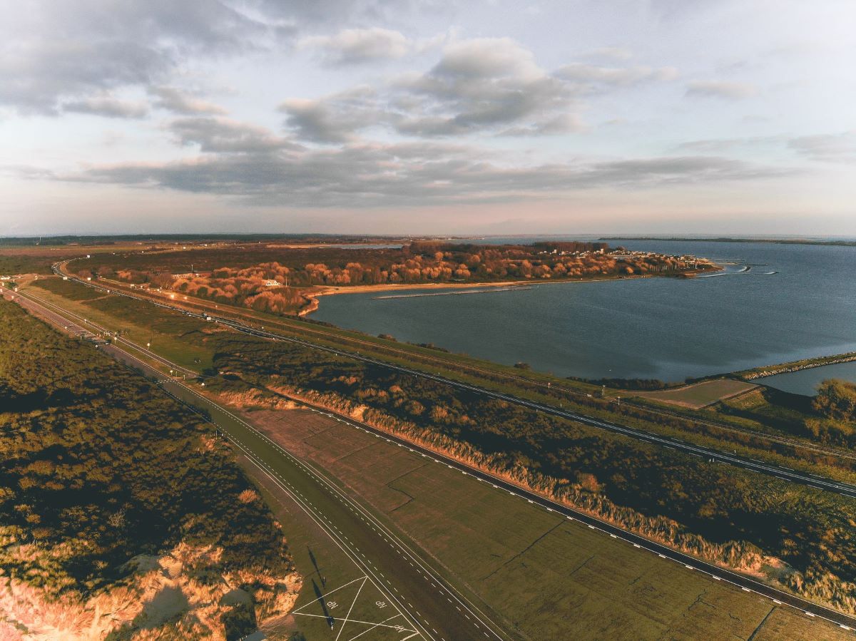 Het mooie uitzicht langs de zee in Goeree overflakkee.