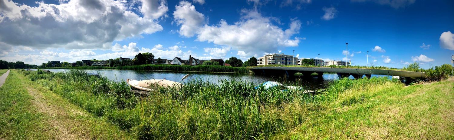 De groene natuur van Leiderdorp te zien langs een rivier.