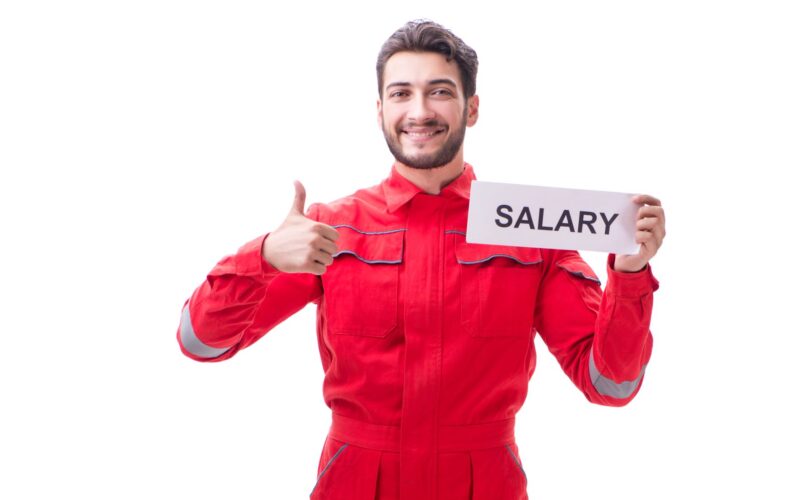 Een werknemer die blij is met zijn hoge salaris per maand.