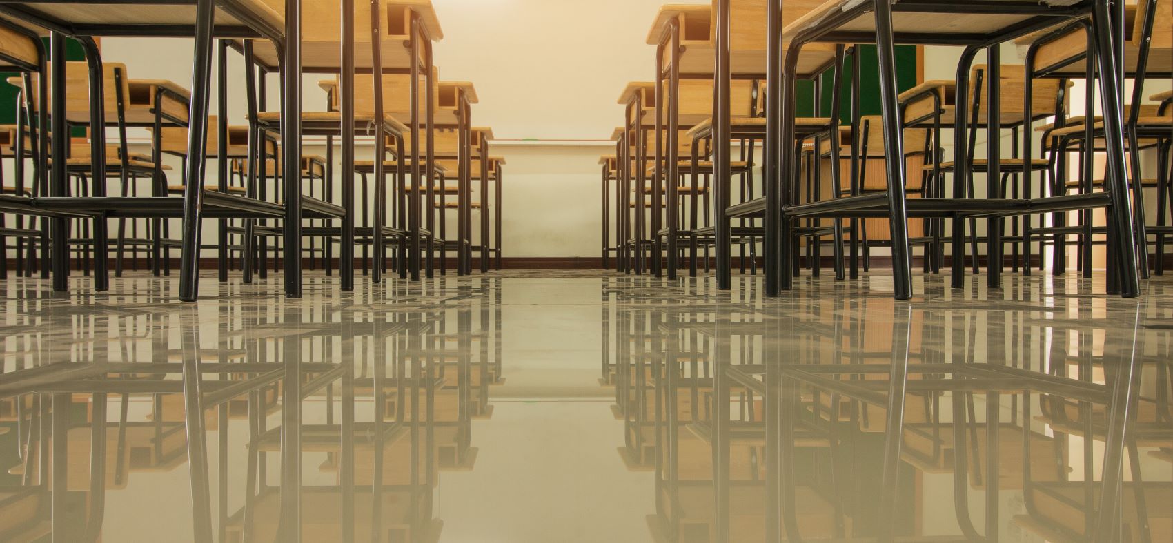 een mbo school klaslokaal die leeg is met stoelen en tafels.