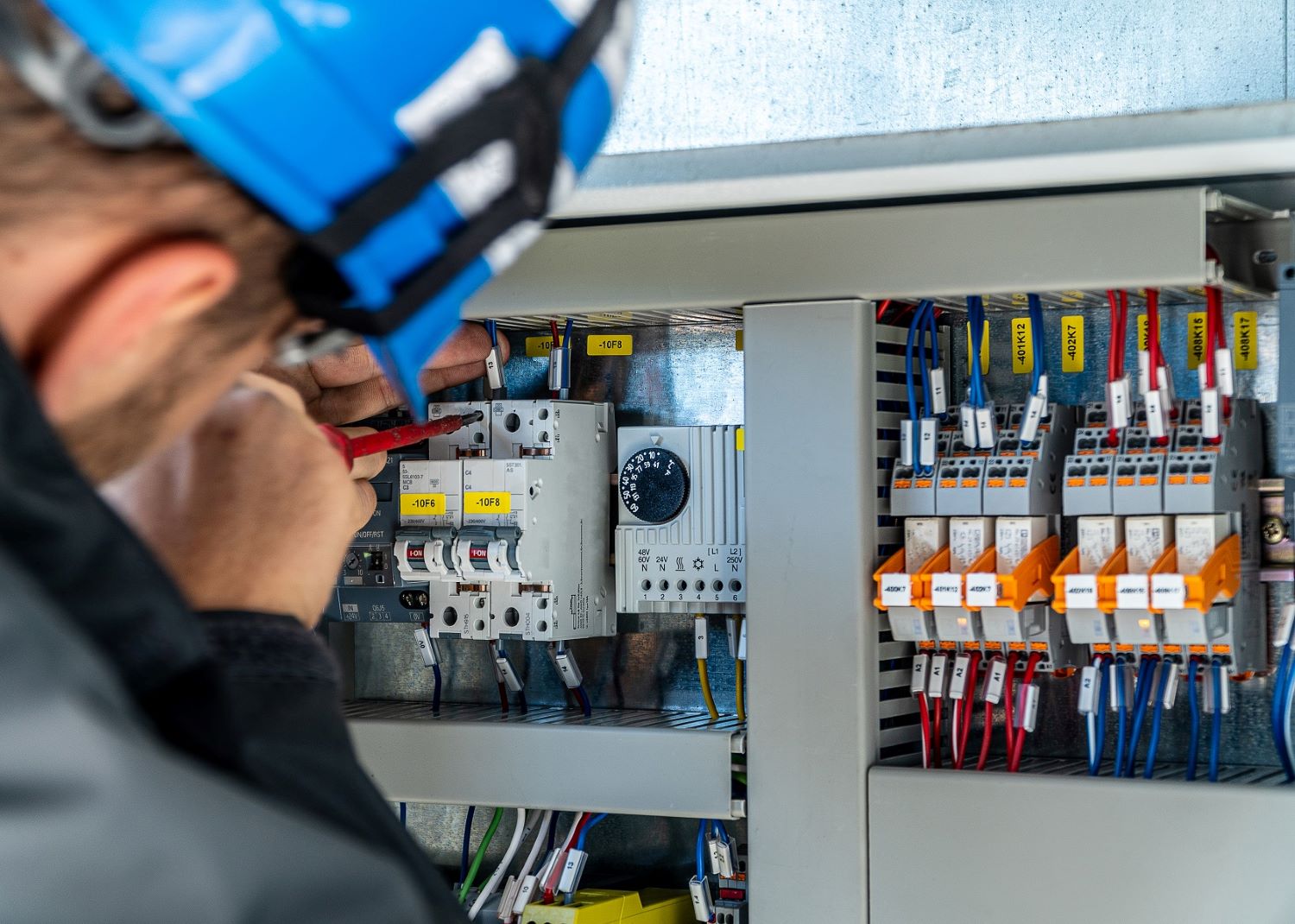 het bewerken van elektronica door een elektricien.