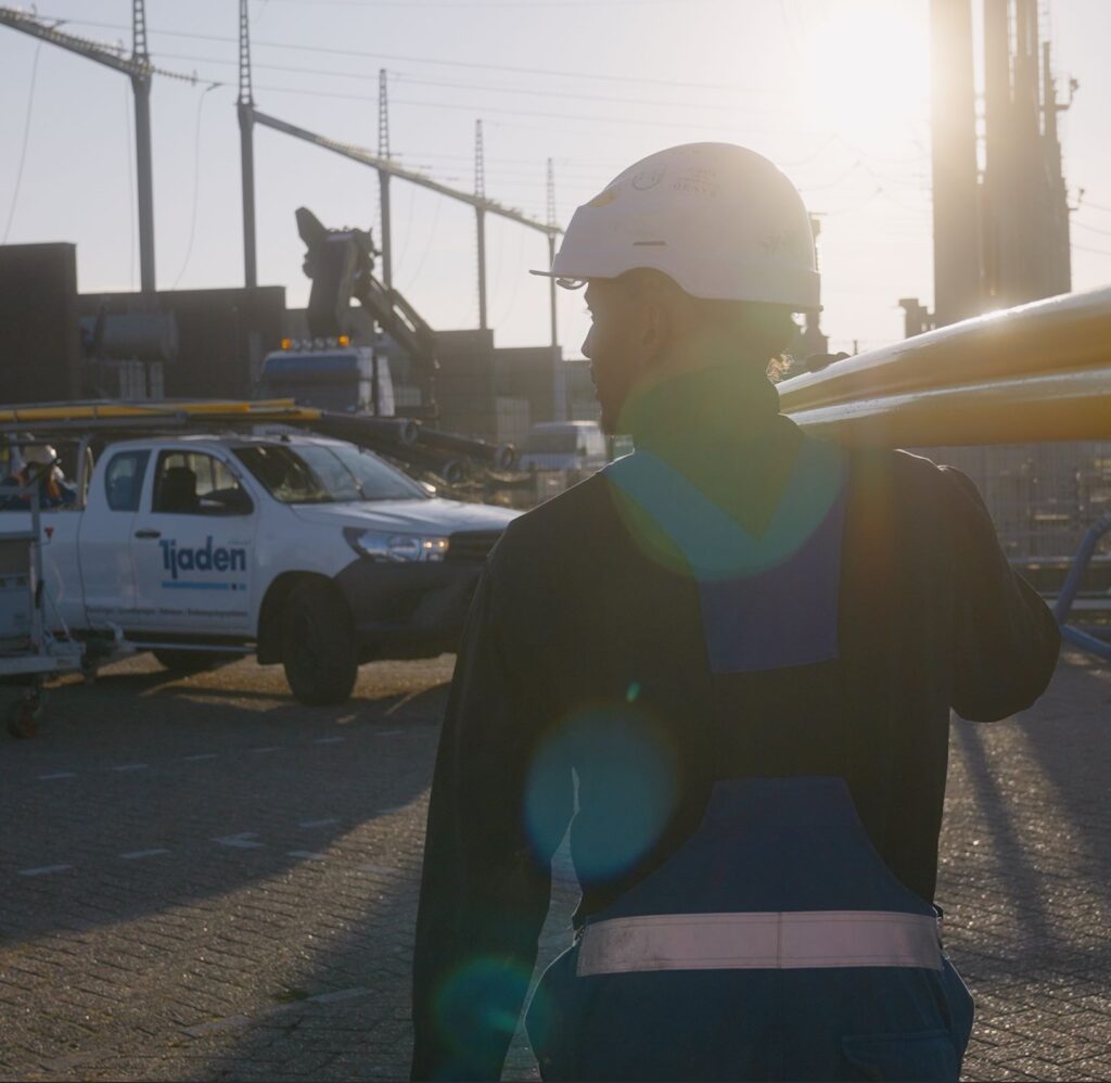 een man werkt bij tjaden