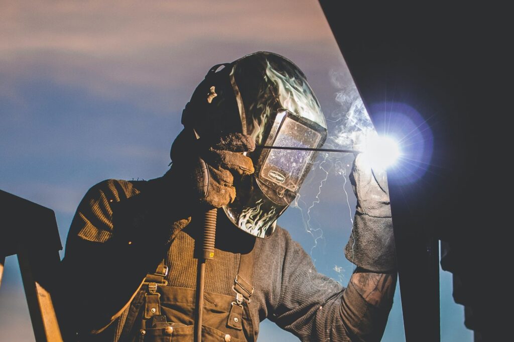 Een man werkt als lasser in de techniek