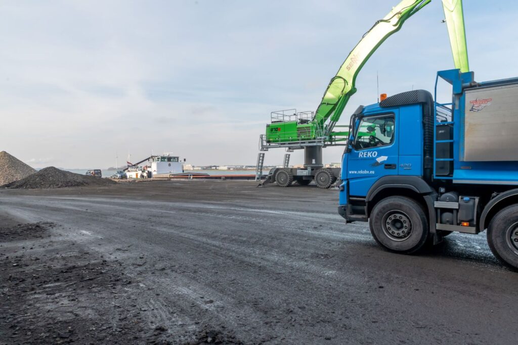 Een vrachtwagen staat op werk.