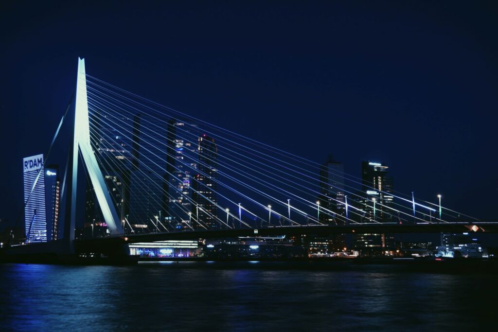 Erasmus brug, gefotografeerd in de nacht met belichting.